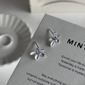 蓝锆石小花耳钉