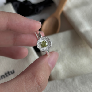 圆盘浅橄榄绿锆石纯银戒指