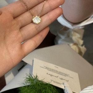 「月暮白贝壳项链」包含粉色盒子