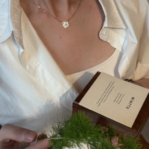 小桃花「白贝母」项链（包含粉色盒子）